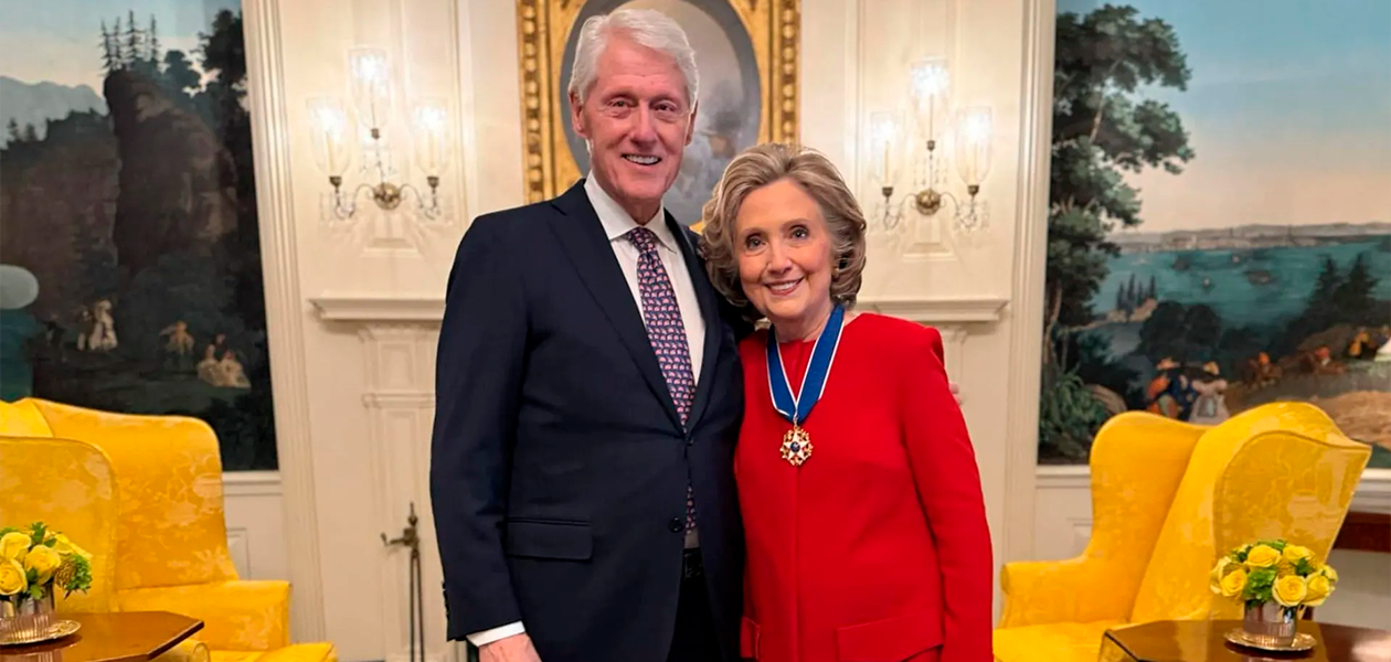 El expresidente de EU, Bill Clinton y su esposa Hillary, fueron citados a comparecer en el Congreso por el caso Jeffrey Epstein. Foto de Facebook Bill-Clinton.