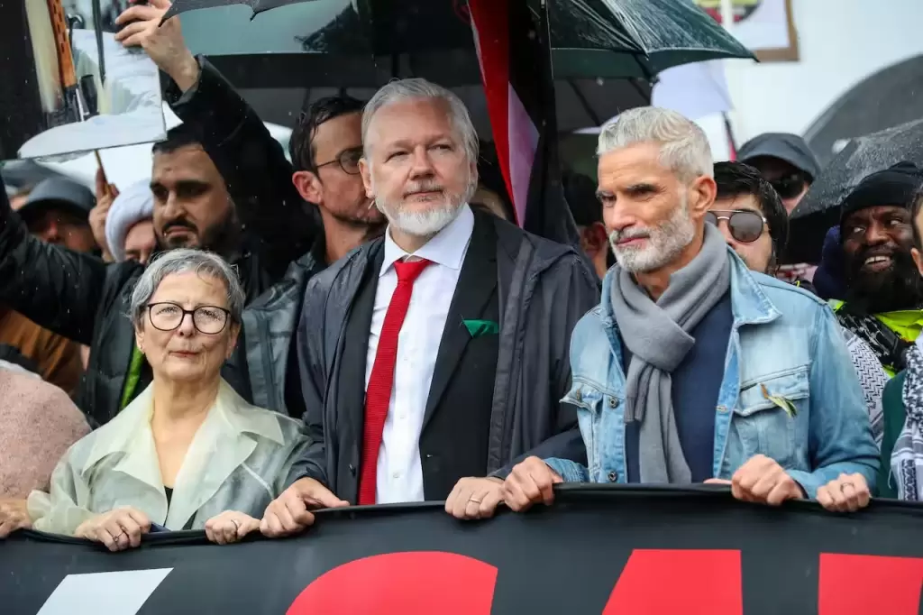 El fundador de Wikileaks Julian Assange se puso al frente de la marcha junto a un grupo de activistas. Foto Getty Lisa Maree Williams