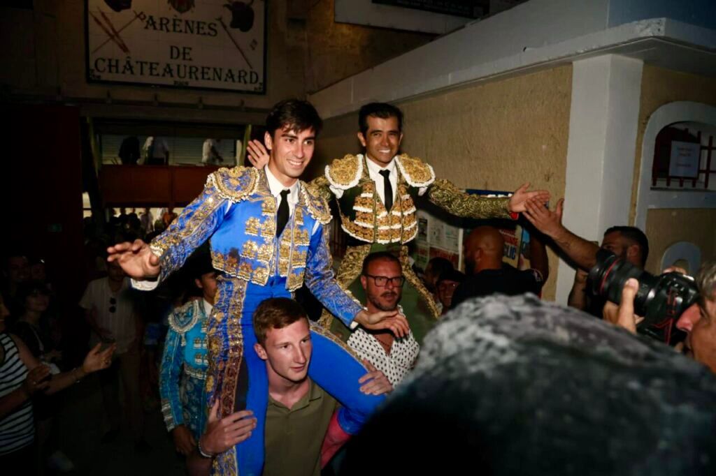 El marroqui Solal Calmet Solalito acompano a la figura hidrocalida en su salida en hombros de la centenaria plaza francesa