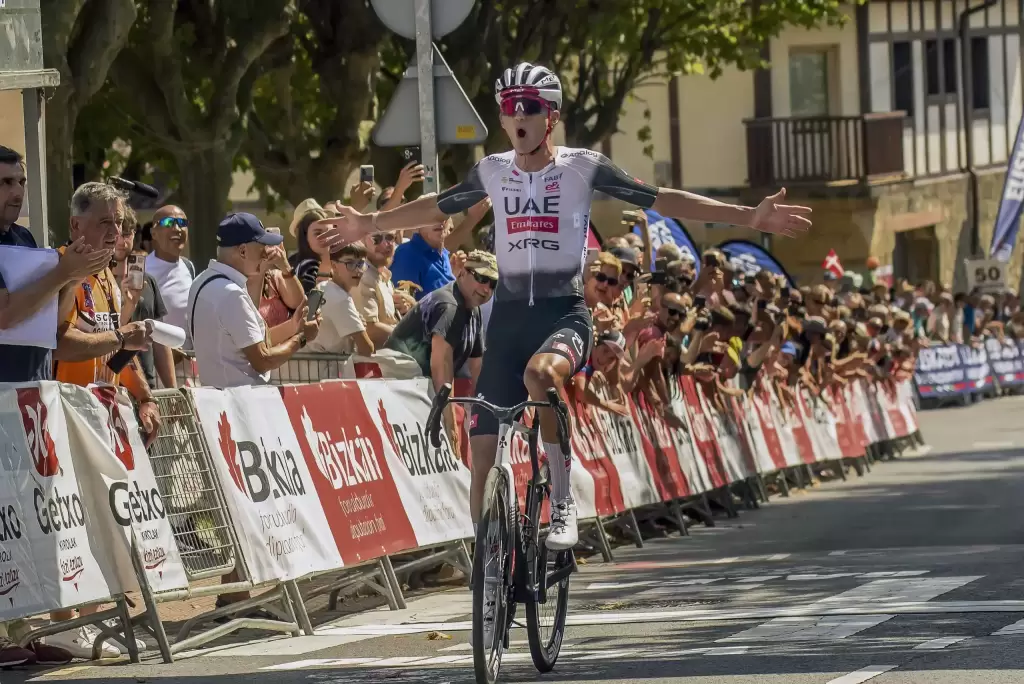 El mexicano Isaac del Toro al cruzar la meta del vuelta de Burgos de ciclismo
