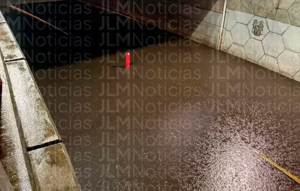 El paso de la tormenta en Aguascalientes de este miercoles dejo tambien varios pasos a desnivel cerrados al paso vehicular