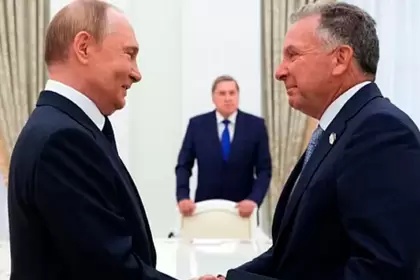 El presidente de Rusia, Vladímir Putin y el enviado de la Casa Blanca, Steve Witkoff, al finalizar su reunión. Foto EFE