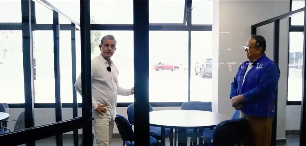 El titular de Infraestructura Educativa del IEA Jesus Lara acompano al periodista Jose Luis Morales durante un recorrido por las nuevas instalaciones del Bachuaa