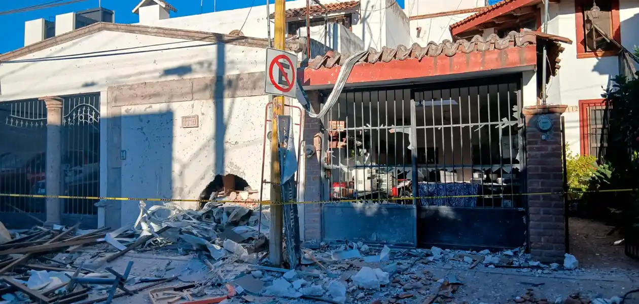 Imágenes de la explosión que destruyó un negocio en Granjas Campestre, y más de 20 casas resultaron dañadas. Foto: JLMNoticias / Especial / Alejandro Barroso.