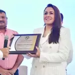 En el Primer Encuentro Apícola Nacional, Tere Jiménez anunció más apoyos al sector y reconoció la labor de apicultores que exportan 70 % de su miel.