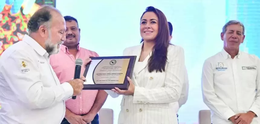 En el Primer Encuentro Apícola Nacional, Tere Jiménez anunció más apoyos al sector y reconoció la labor de apicultores que exportan 70 % de su miel.