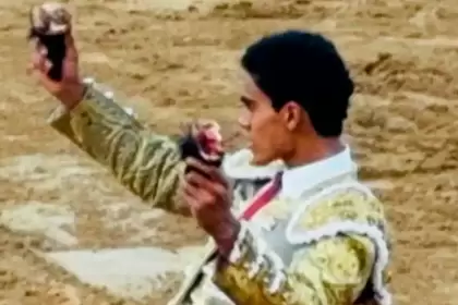 Ignacio Garibay no puede negar el parecido con su padre, el Matador en retiro del mismo nombre. El joven Torero alcanzó hoy su novillada número 11 y sumo 16 apéndices. Foto: JLMNoticias / CQ / Cortesía.