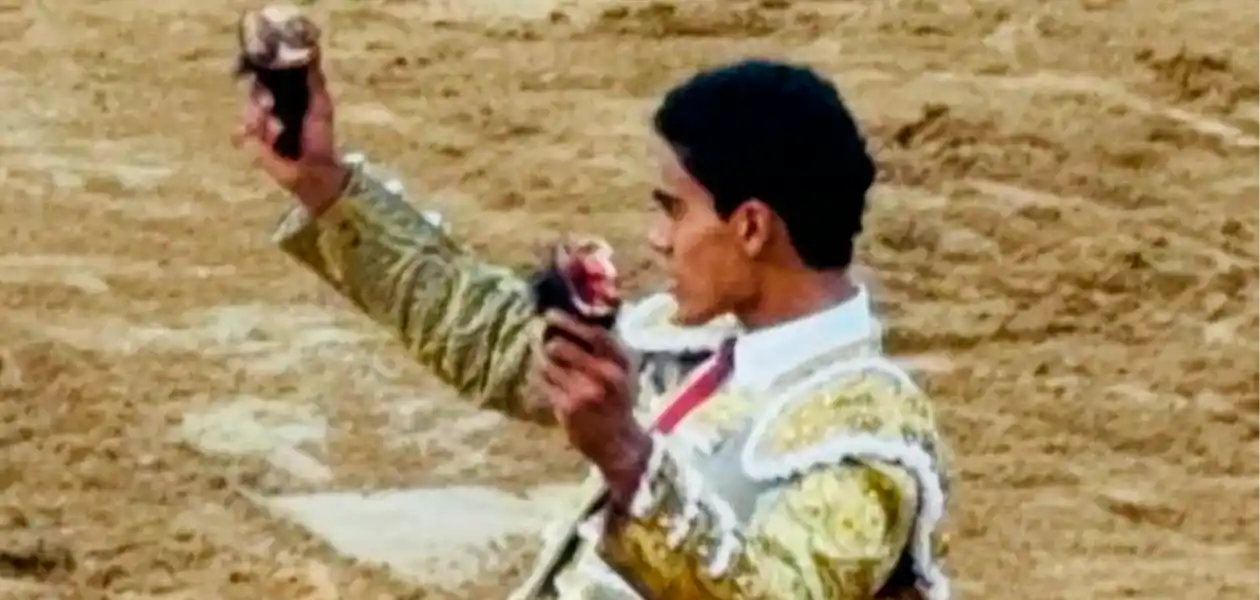 Ignacio Garibay no puede negar el parecido con su padre, el Matador en retiro del mismo nombre. El joven Torero alcanzó hoy su novillada número 11 y sumo 16 apéndices. Foto: JLMNoticias / CQ / Cortesía.
