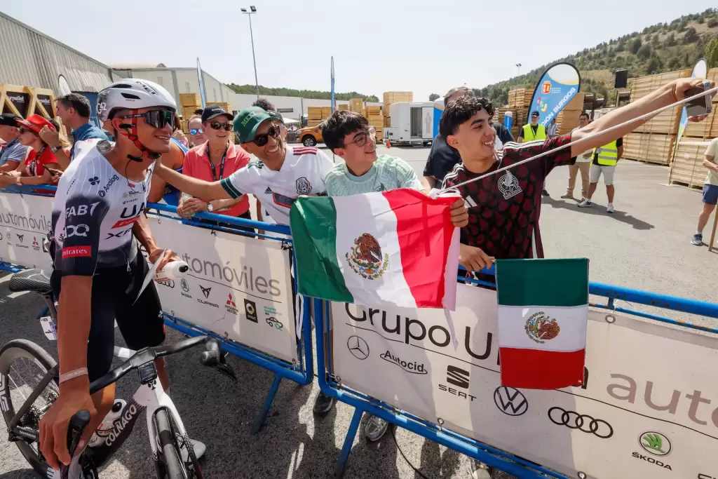 Isaac del Toro celebro su triunfo con sus seguidores mexicanos
