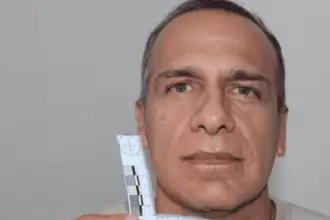 Israel Vallarta, fue liberado la noche del jueves, luego de más de 19 años en prisión, acusado de liderar la banda de secuestradores Los Zodiacos, junto con Florence Cassez. Foto El País