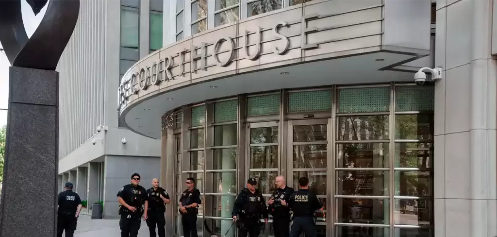Oficiales del Departamento de Seguridad Nacional patrullan afuera de una audiencia de declaración de culpabilidad del fundador del cártel de Sinaloa, Ismael "El Mayo" Zambada, en el Tribunal de Distrito de los Estados Unidos del Distrito Este de Nueva York, en Brooklyn, Nueva York. Javier Risco, desde Nueva York, relata la histórica confesión. Foto: JLMNoticias / EFE.