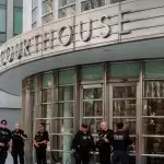 Oficiales del Departamento de Seguridad Nacional patrullan afuera de una audiencia de declaración de culpabilidad del fundador del cártel de Sinaloa, Ismael "El Mayo" Zambada, en el Tribunal de Distrito de los Estados Unidos del Distrito Este de Nueva York, en Brooklyn, Nueva York. Javier Risco, desde Nueva York, relata la histórica confesión. Foto: JLMNoticias / EFE.