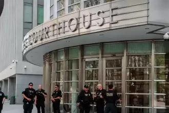 Oficiales del Departamento de Seguridad Nacional patrullan afuera de una audiencia de declaración de culpabilidad del fundador del cártel de Sinaloa, Ismael "El Mayo" Zambada, en el Tribunal de Distrito de los Estados Unidos del Distrito Este de Nueva York, en Brooklyn, Nueva York. Javier Risco, desde Nueva York, relata la histórica confesión. Foto: JLMNoticias / EFE.