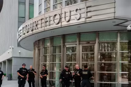 Oficiales del Departamento de Seguridad Nacional patrullan afuera de una audiencia de declaración de culpabilidad del fundador del cártel de Sinaloa, Ismael "El Mayo" Zambada, en el Tribunal de Distrito de los Estados Unidos del Distrito Este de Nueva York, en Brooklyn, Nueva York. Javier Risco, desde Nueva York, relata la histórica confesión. Foto: JLMNoticias / EFE.