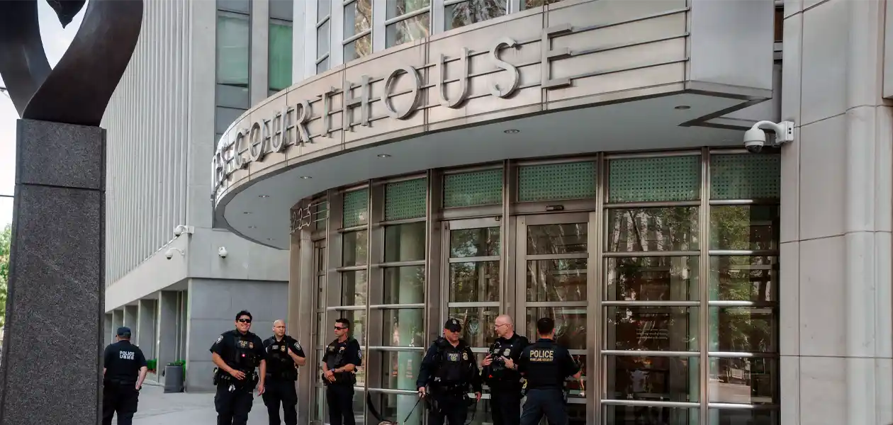 Oficiales del Departamento de Seguridad Nacional patrullan afuera de una audiencia de declaración de culpabilidad del fundador del cártel de Sinaloa, Ismael "El Mayo" Zambada, en el Tribunal de Distrito de los Estados Unidos del Distrito Este de Nueva York, en Brooklyn, Nueva York. Javier Risco, desde Nueva York, relata la histórica confesión. Foto: JLMNoticias / EFE.