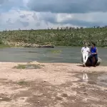 José Luis Morales y Ricardo Leos, director de Desarrollo Rural de la SEDRAE, en una de las presas de Cosío, Aguascalientes.