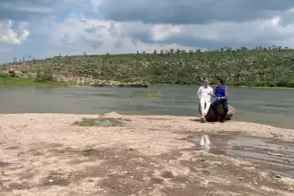 José Luis Morales y Ricardo Leos, director de Desarrollo Rural de la SEDRAE, en una de las presas de Cosío, Aguascalientes.