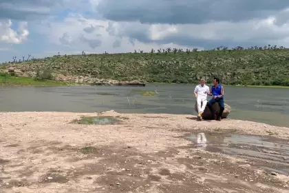 José Luis Morales y Ricardo Leos, director de Desarrollo Rural de la SEDRAE, en una de las presas de Cosío, Aguascalientes.