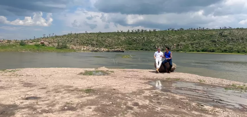 José Luis Morales y Ricardo Leos, director de Desarrollo Rural de la SEDRAE, en una de las presas de Cosío, Aguascalientes.