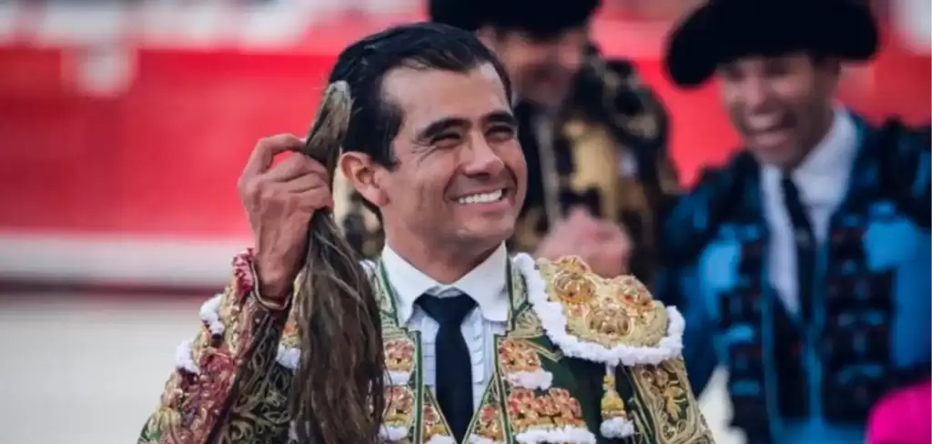 Joselito Adame orgulloso paseó el rabo simbólico de su segundo, al que indultó en la plaza francesa de Châteaurenard