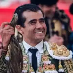 Joselito Adame orgulloso paseó el rabo simbólico de su segundo, al que indultó en la plaza francesa de Châteaurenard