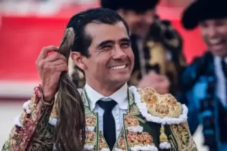 Joselito Adame orgulloso paseó el rabo simbólico de su segundo, al que indultó en la plaza francesa de Châteaurenard