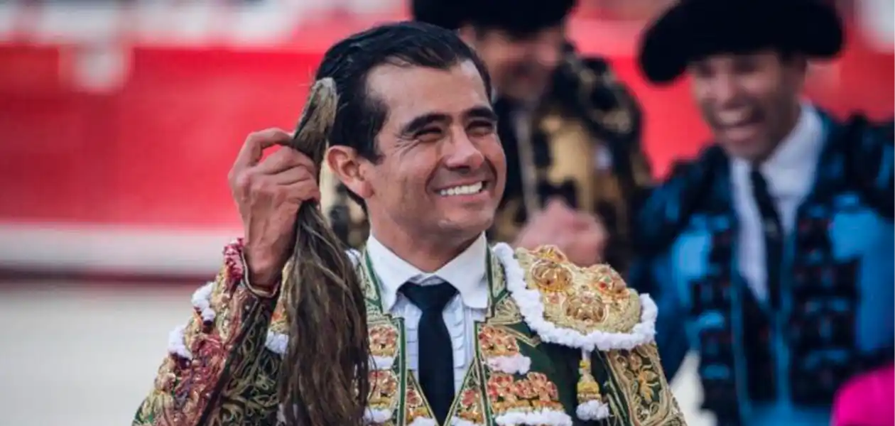 Joselito Adame orgulloso paseó el rabo simbólico de su segundo, al que indultó en la plaza francesa de Châteaurenard