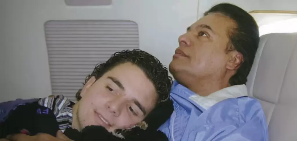 Juan Gabriel con un joven llamado Jas Davael quien asegura haber sido alguien muy cercano al cantante. Foto de Intragram