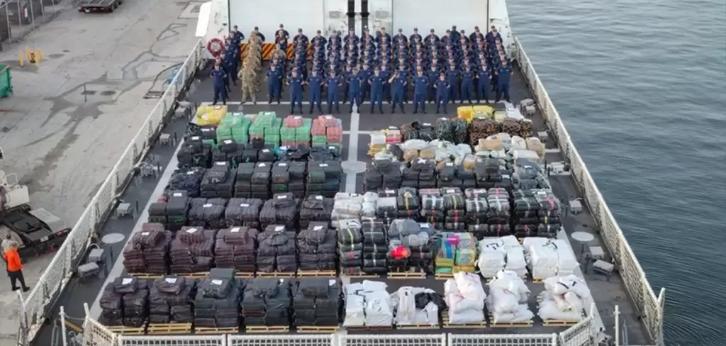 La Guardia Costera de Estados Unidos con las 34 toneladas de droga incautada en cuatro meses. Foto Agencia EFE
