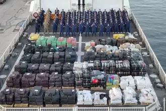 La Guardia Costera de Estados Unidos con las 34 toneladas de droga incautada en cuatro meses. Foto Agencia EFE