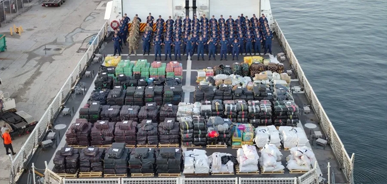 La Guardia Costera de Estados Unidos con las 34 toneladas de droga incautada en cuatro meses. Foto Agencia EFE
