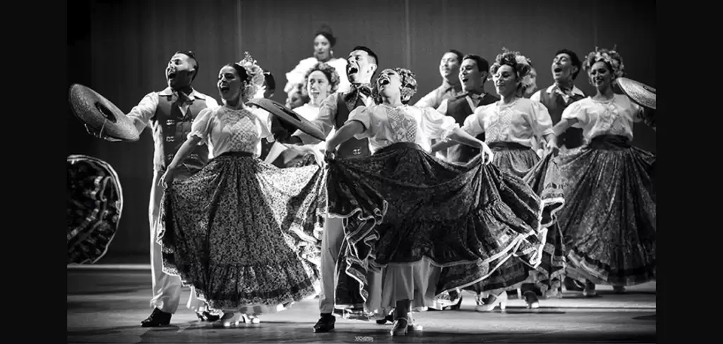 La danza Folklorica es una de las disciplinas que ofrece la Escuela de Danza George Berard