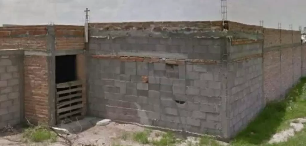 La fosa clandestina donde fueron encontrados ambos cuerpos se ubico a un costado de una finca en obra negra