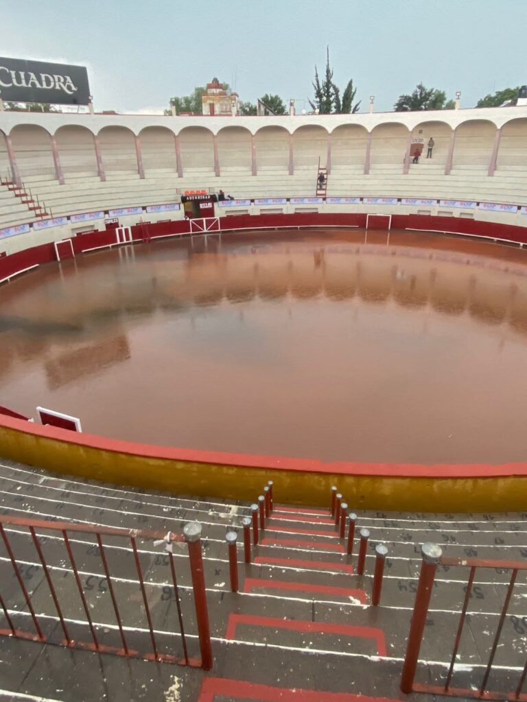 La plaza de Toros San Marcos resulto con una severa inundacion que la corrida de vendimia programada para hoy tuvo que ser pospuesta para el domingo