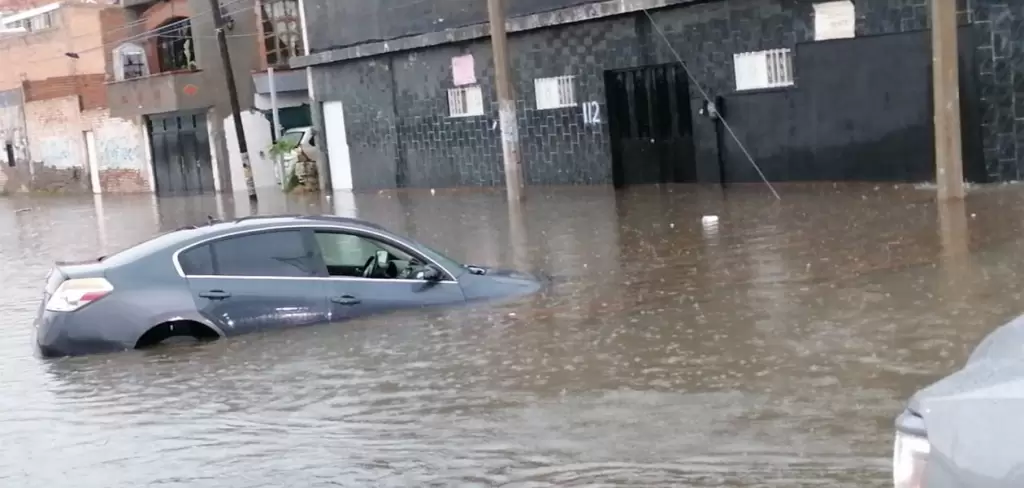 La tromba que cayó este sábado en Aguascalientes, dejó numerosas afectaciones, entre ellas autos cubiertos por el agua.