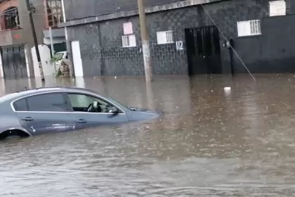 La tromba que cayó este sábado en Aguascalientes, dejó numerosas afectaciones, entre ellas autos cubiertos por el agua.