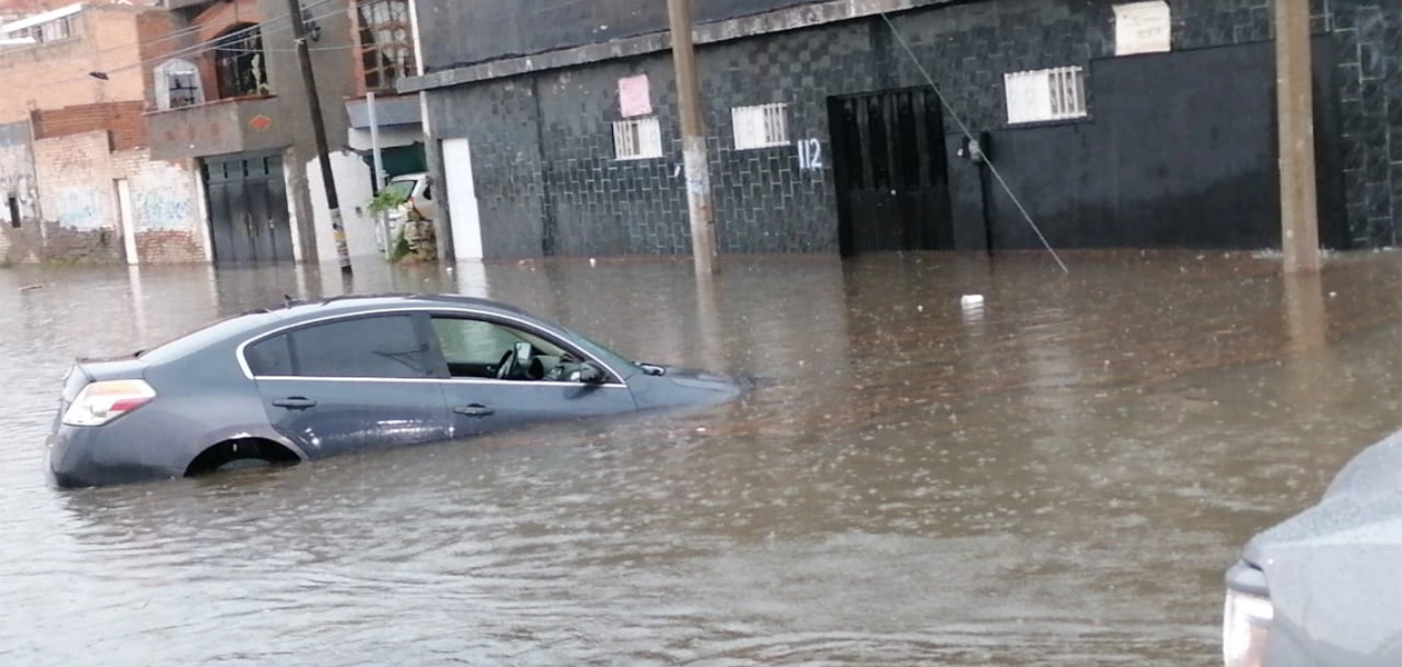 La tromba que cayó este sábado en Aguascalientes, dejó numerosas afectaciones, entre ellas autos cubiertos por el agua.