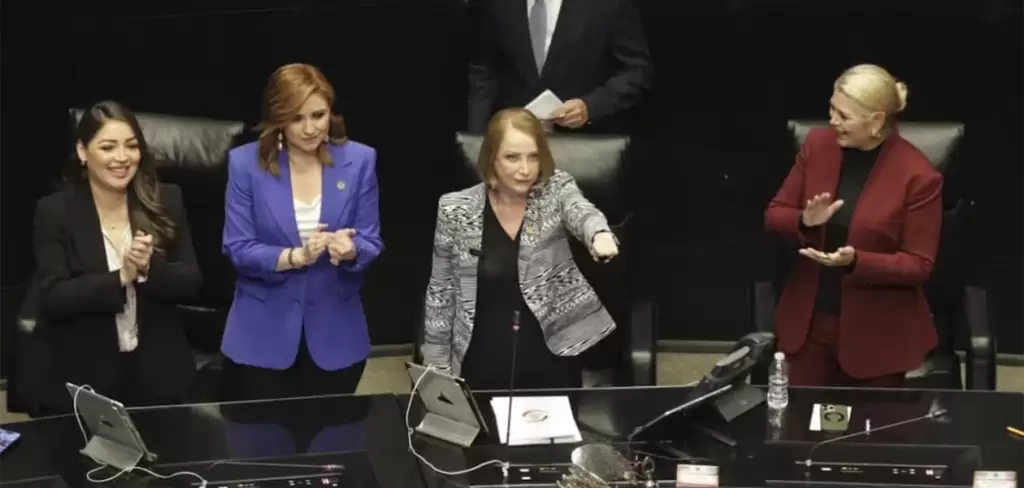 Laura Itzel Castillo, rindió protesta como nueva presidenta de la mesa directiva del Senado, sustituye a Noroña. Foto Carlos Mejía El Universal