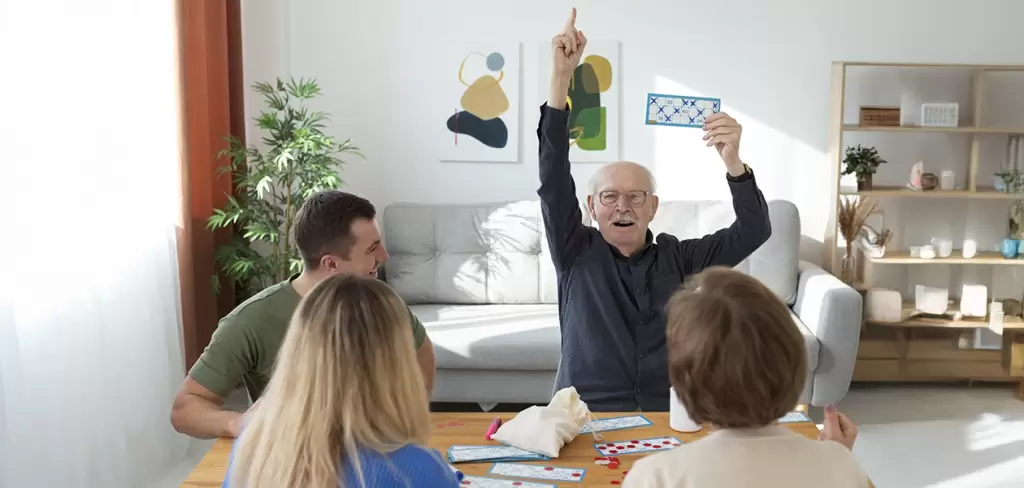Los abuelos disfrutan de una tarde de juego en familia mas aun en el Dia del Abuelo. Foto de Stock