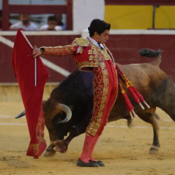 Marco Perez le echo actitud y valor a sus dos faenas y por ello consiguio una oreja en cada una