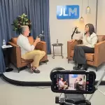 La senadora y aspirante por Morena a la candidatura para la gubernatura de Aguascalientes, Nora Ruvalcaba, con José Luis Morales, en entrevista para el Podcast de JLMNoticias. Foto: JLMNoticias.