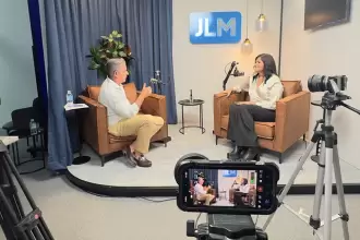 La senadora y aspirante por Morena a la candidatura para la gubernatura de Aguascalientes, Nora Ruvalcaba, con José Luis Morales, en entrevista para el Podcast de JLMNoticias. Foto: JLMNoticias.