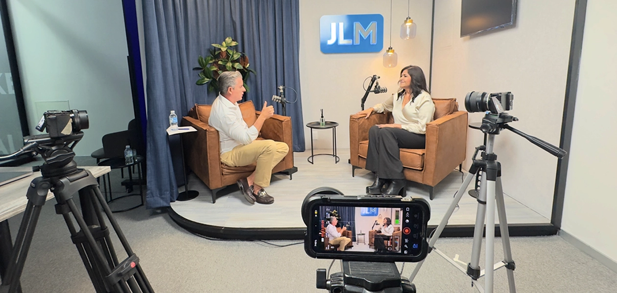 La senadora y aspirante por Morena a la candidatura para la gubernatura de Aguascalientes, Nora Ruvalcaba, con José Luis Morales, en entrevista para el Podcast de JLMNoticias. Foto: JLMNoticias.