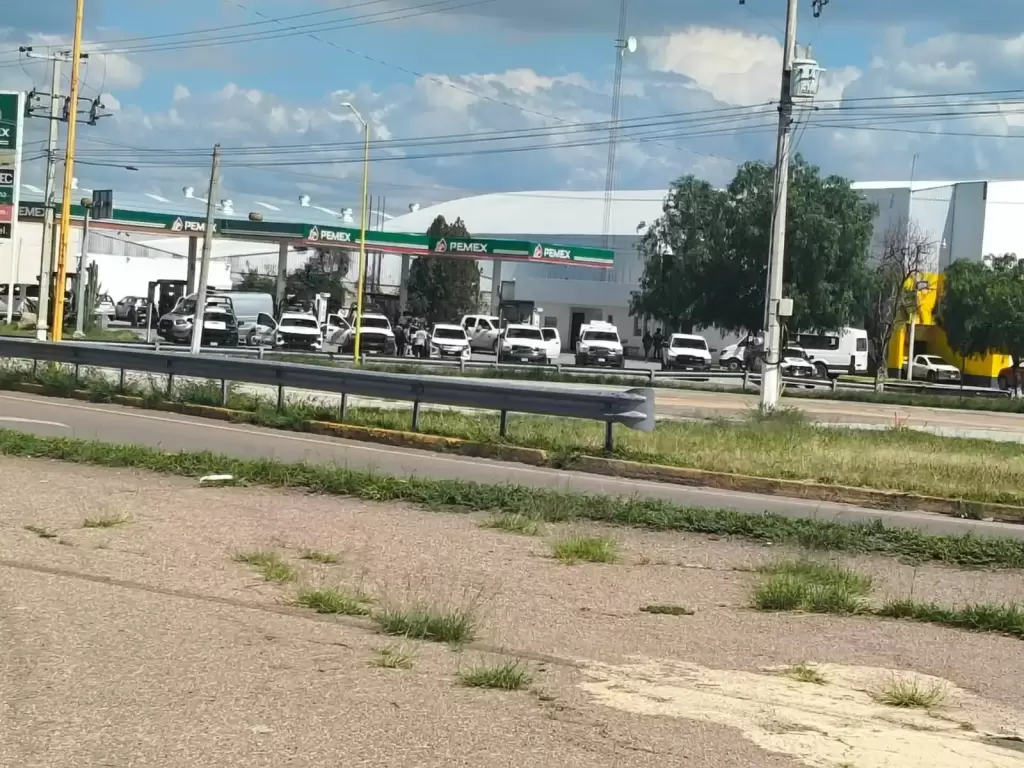 Numerosos vehiculos oficiales de la Comision de Busqueda de Personas Desaparecidas de Zacatecas se ubicaron en una gasolinera a un costado de la carretera