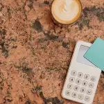 Pagar con tarjeta es ilegal y se puede denunciar ante Profeco. Foto mockuuups unsplash