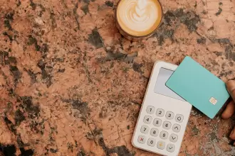 Pagar con tarjeta es ilegal y se puede denunciar ante Profeco. Foto mockuuups unsplash