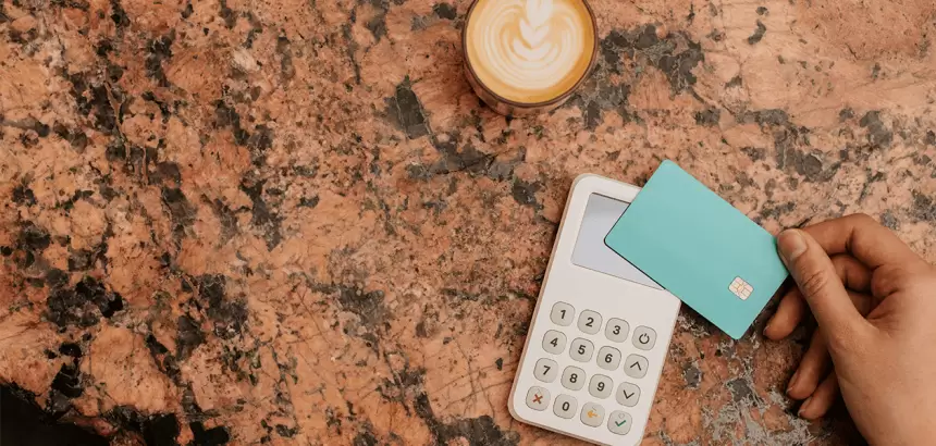 Pagar con tarjeta es ilegal y se puede denunciar ante Profeco. Foto mockuuups unsplash
