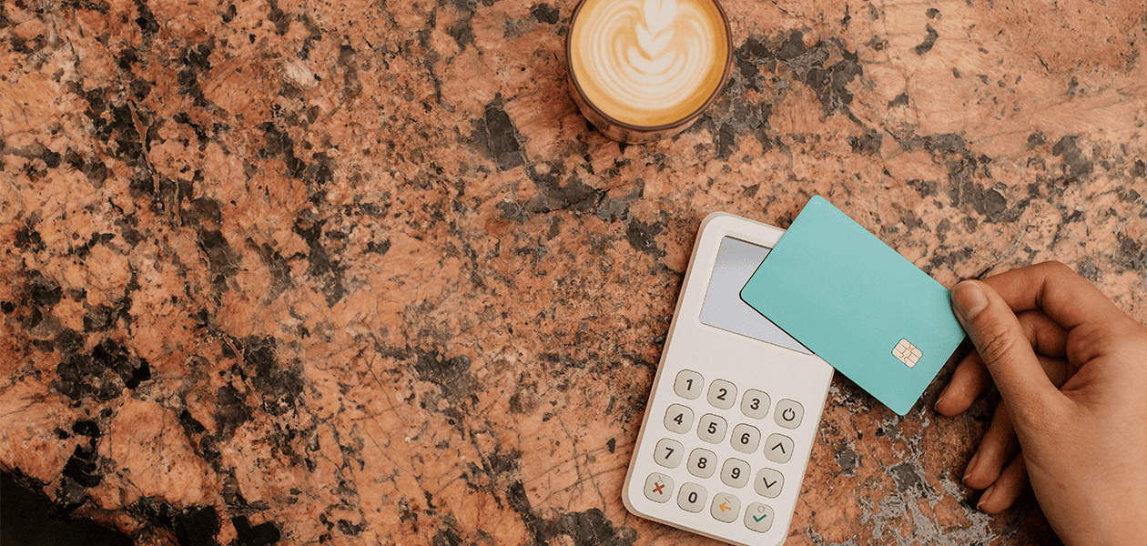 Pagar con tarjeta es ilegal y se puede denunciar ante Profeco. Foto mockuuups unsplash