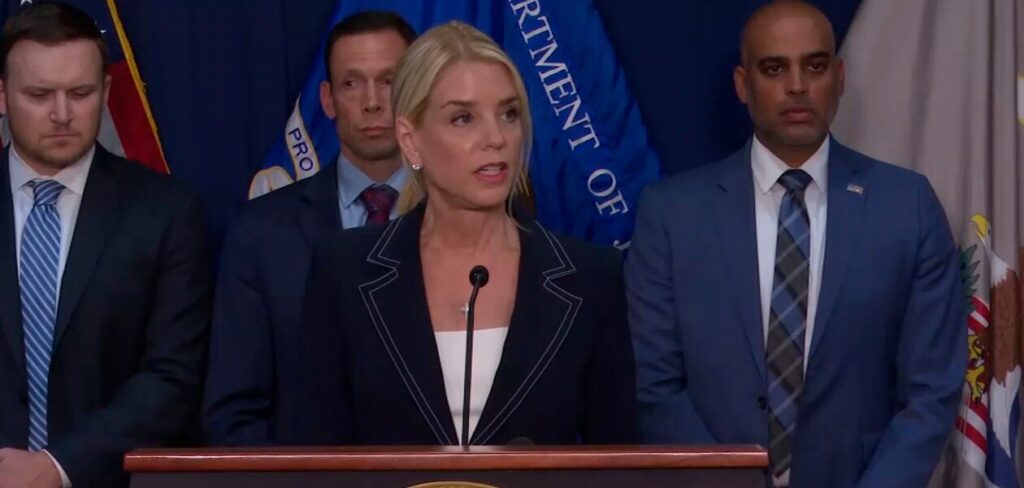La fiscal general de Estados Unidos, Pam Bondi Fiscal, hablando sobre la aceptación de culpabilidad de Ismael "El Mayo" Zambada. Foto: JLMNoticias / Captura de Pantalla.