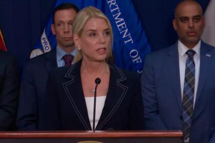 La fiscal general de Estados Unidos, Pam Bondi Fiscal, hablando sobre la aceptación de culpabilidad de Ismael "El Mayo" Zambada. Foto: JLMNoticias / Captura de Pantalla.